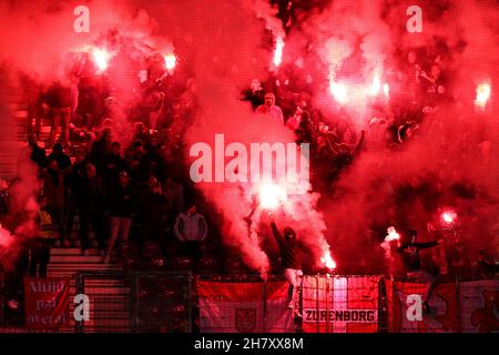 FRANKFURT AM MAIN, DEUTSCHLAND - 25. NOVEMBER: Fans des Royal Antwerp FC während des Spiels der Gruppe D - UEFA Europa League zwischen Eintracht Frankfurt und dem Royal Antwerp FC im Deutsche Bank Park am 25. November 2021 in Frankfurt am Main, Deutschland (Foto von Herman Dingler/Orange Picters) Quelle: Orange Pics BV/Alamy Live News Stockfoto