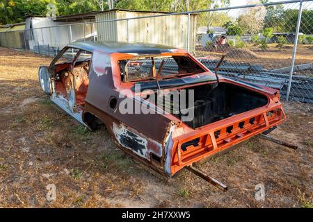 Townsville, Queensland, Australien - November 2021: Die rostende Schale eines alten Oldtimer wird restauriert Stockfoto