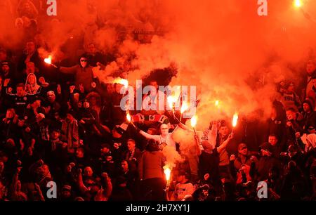 Leicester, Großbritannien. 25th. November 2021. Fans von Legia Warsaw haben während des Fußballspiels Leicester City gegen Legia Warsaw, der UEFA Europa League, des King Power Stadions, Leicester, Großbritannien, 25. November 2021, rote Fackeln ausgespielt. Quelle: Michael Zemanek/Alamy Live News Stockfoto