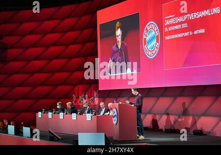 Herbert HAINER, FCB-Präsident und Ex-CEO Adidas, hört Michael Ott, FCB-Mitglied, der auf der Jahreshauptversammlung spricht, FC BAYERN MÜNCHEN im Audi Dome München, 25. November 2021, Saison 2021/2022, © Peter Schatz / Alamy Live News Stockfoto