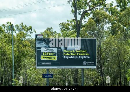 Bruce Highway Townsville nach Mackay, Queensland, Australien - 2021. November: Außenwerbung-Plakatwand von der Regierung von Queensland Warnung vor Entdeckung Stockfoto