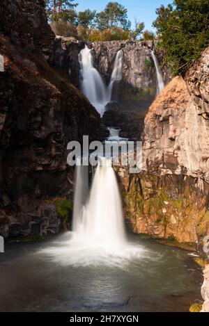 Lange Exposition von weißen Flussfällen in oregon Stockfoto