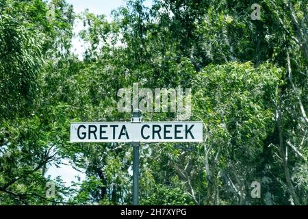 Bruce Highway Townsville nach Mackay, Queensland, Australien - November 2021: Greta Creek Namensschild Stockfoto