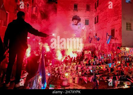 naples Ultras huldigen Diego armando maradona, indem sie Rauchbomben anzohlen und Gesänge unter dem Wandbild in den spanischen Vierteln singen Stockfoto