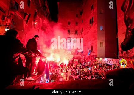 naples Ultras huldigen Diego armando maradona, indem sie Rauchbomben anzohlen und Gesänge unter dem Wandbild in den spanischen Vierteln singen Stockfoto