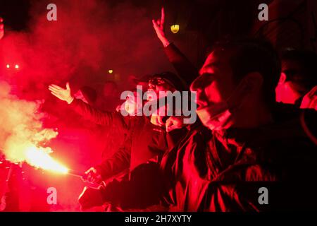 naples Ultras huldigen Diego armando maradona, indem sie Rauchbomben anzohlen und Gesänge unter dem Wandbild in den spanischen Vierteln singen Stockfoto