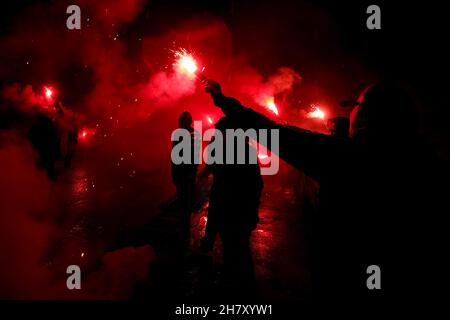 neapels Ultras huldigen Diego armando maradona, indem sie vor dem Stadion, das ihm genau ein Jahr nach seinem Tod gewidmet ist, Rauch anzellen und Gesänge singen Stockfoto