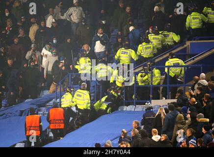 Leicester, Großbritannien. 25th. November 2021. Fans von Legia Warschau treffen während Leicester City gegen Legia Warschau, Fußballspiel der UEFA Europa League, King Power Stadion, Leicester, UK-25 November 2021 Credit: Michael Zemanek/Alamy Live News Stockfoto