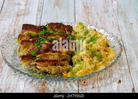 Gefülltes Fleisch mit gebratenem Kohl auf einer Platte. Stockfoto