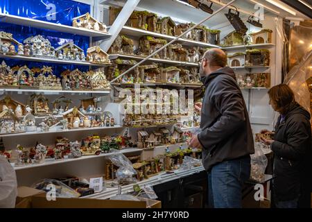 Barcelona, Spanien. 25th. November 2021. Weihnachtsverkäufern werden dabei gesehen, wie sie ihre Stücke in ihrem Hüttengeschäft platzieren.Barcelona bereitet die Fira de Santa Llúcia vor, einen traditionellen Weihnachtsmarkt im Freien vor der Kathedrale von Barcelona, da der obligatorische Covid 19-Pass in der Halle in Kraft tritt. (Foto von Paco Freire/SOPA Images/Sipa USA) Quelle: SIPA USA/Alamy Live News Stockfoto