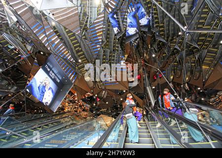 Der Eingang zum Tokyu Plaza Omotesando in Harajuku ist beim auf- oder Abstieg der Rolltreppen in Tokio, Japan, mit Spiegeln bedeckt. Stockfoto