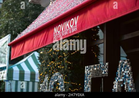 London, Großbritannien. 25th. November 2021. Weihnachtsdekoration im Novikov Restaurant, am Mayfair Place, das nur für 3 Tage zu Fuß gehen wird. Kredit: SOPA Images Limited/Alamy Live Nachrichten Stockfoto