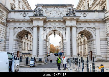 Kunstvolle Bögen, die zum Foreign and Commonwealth Office in der King Charles Street aus Whitehall, London, Großbritannien, führen Stockfoto