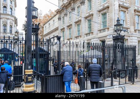 Die eisernen Tore am Eingang der Downing Street, Whitehall, London, Großbritannien Stockfoto