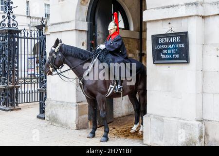 Ein Mitglied der Household Cavalry bei Horseguards, Whitehall, London, Großbritannien Stockfoto