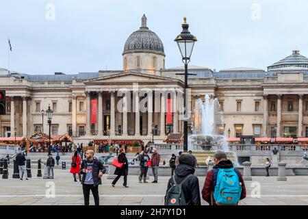 Blick über den Trafalgar Square zur National Gallery, wenn der Abend vor Weihnachten in London, Großbritannien, fällt Stockfoto