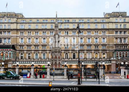 Das Clermont Hotel über der Charing Cross Station und dem Eleanor Cross on the Strand, London, Großbritannien. Stockfoto