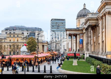 Blick über den Trafalgar Square der National Gallery und den Weihnachtsmarkt, London, Großbritannien Stockfoto