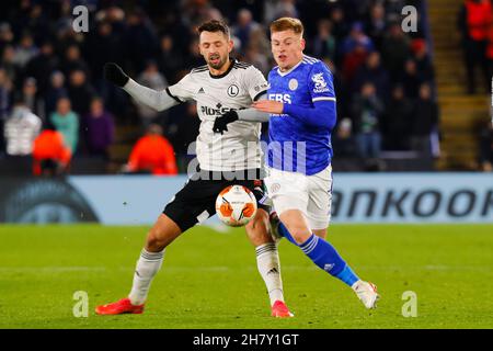 Leicester, Großbritannien. 25th. November 2021. 25th. November 2021; King Power Stadium, Leicester, Leicestershire, England; Europa League Football Leicester City gegen Legia Warsaw; Harvey Barnes von Leicester City hält Mateusz Wieteska von Legia Warsaw zurück Credit: Action Plus Sports Images/Alamy Live News Stockfoto