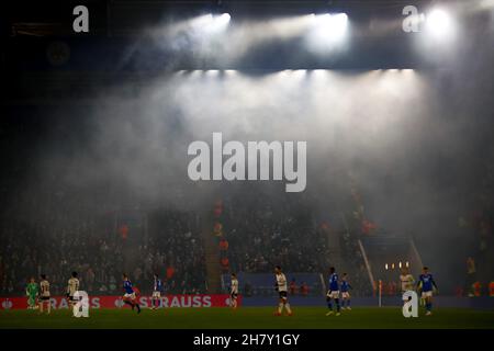 Leicester, Großbritannien. 25th. November 2021. 25th. November 2021; King Power Stadium, Leicester, Leicestershire, England; Europa League Football Leicester City versus Legia Warsaw; Smoke from Legia Warsaw Fans' Flares Drifts across the pitch Credit: Action Plus Sports Images/Alamy Live News Stockfoto