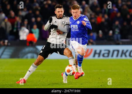 Leicester, Großbritannien. 25th. November 2021. 25th. November 2021; King Power Stadium, Leicester, Leicestershire, England; Europa League Football Leicester City gegen Legia Warsaw; Harvey Barnes von Leicester City hält Mateusz Wieteska von Legia Warsaw zurück Credit: Action Plus Sports Images/Alamy Live News Stockfoto