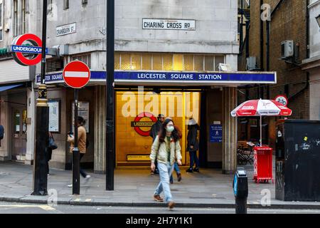 Eingang zur U-Bahnstation Leicester Square, Charing Cross Road, London, Großbritannien Stockfoto