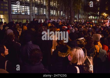 London, Großbritannien. 25th. November 2021. Demonstranten versammelten sich vor dem Innenministerium in Westminster, um sich solidarisch mit Flüchtlingen zu zeigen, nachdem 27 Migranten im Ärmelkanal ertrunken waren, als sie versuchten, von Frankreich aus nach Großbritannien zu gelangen. Stockfoto