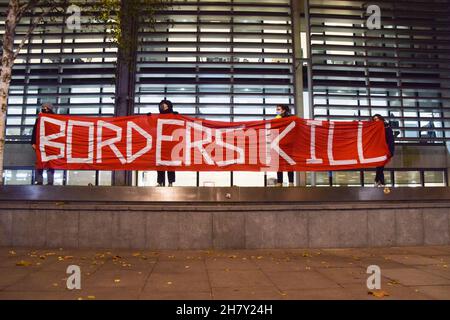 London, Großbritannien. 25th. November 2021. Demonstranten versammelten sich vor dem Innenministerium in Westminster, um sich solidarisch mit Flüchtlingen zu zeigen, nachdem 27 Migranten im Ärmelkanal ertrunken waren, als sie versuchten, von Frankreich aus nach Großbritannien zu gelangen. Stockfoto
