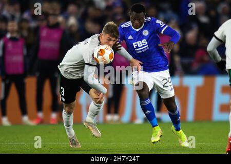 Leicester, Großbritannien. 25th. November 2021. Legia Warsaw-Verteidiger Mateusz Holownia (3) kämpft am 25. November 2021 im King Power Stadium, Leicester, England, mit dem Leicester City-Stürmer Patson Daka (29) um den Ball während des UEFA Europa League-Gruppenbühnekampfes zwischen Leicester City und Legia Warschau. Foto von Jurek Biegus. Nur zur redaktionellen Verwendung, Lizenz für kommerzielle Nutzung erforderlich. Keine Verwendung bei Wetten, Spielen oder Veröffentlichungen einzelner Clubs/Vereine/Spieler. Kredit: UK Sports Pics Ltd/Alamy Live Nachrichten Stockfoto