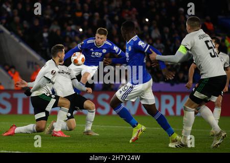 Leicester, Großbritannien. 25th. November 2021. Harvey Barnes (7), Mittelfeldspieler von Leicester City, versucht am 25. November 2021 im King Power Stadium, Leicester, England, einen Torschuss an Mateusz Holownia, Verteidiger von Legia Warsaw (3) und Mateusz Wieteska (4), Verteidiger von Legia Warsaw, während des UEFA Europa League Gruppenbühnentauches zwischen Leicester City und Legia Warsaw. Foto von Jurek Biegus. Nur zur redaktionellen Verwendung, Lizenz für kommerzielle Nutzung erforderlich. Keine Verwendung bei Wetten, Spielen oder Veröffentlichungen einzelner Clubs/Vereine/Spieler. Kredit: UK Sports Pics Ltd/Alamy Live Nachrichten Stockfoto