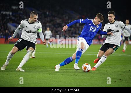 Leicester, Großbritannien. 25th. November 2021. Der Mittelfeldspieler Harvey Barnes (7) von Leicester City holt den Ball am 55. November 2021 im King Power Stadium in Leicester, England, an Artur Jedrzejczyk (25), dem Verteidiger von Legia Warschau, vorbei. Foto von Jurek Biegus. Nur zur redaktionellen Verwendung, Lizenz für kommerzielle Nutzung erforderlich. Keine Verwendung bei Wetten, Spielen oder Veröffentlichungen einzelner Clubs/Vereine/Spieler. Kredit: UK Sports Pics Ltd/Alamy Live Nachrichten Stockfoto