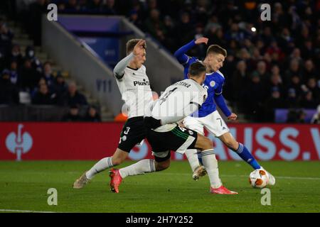 Leicester, Großbritannien. 25th. November 2021. Harvey Barnes (7), Mittelfeldspieler von Leicester City, versucht am 25. November 2021 im King Power Stadium, Leicester, England, einen Torschuss an Mateusz Holownia, Verteidiger von Legia Warsaw (3) und Mateusz Wieteska (4), Verteidiger von Legia Warsaw, während des UEFA Europa League Gruppenbühnentauches zwischen Leicester City und Legia Warsaw. Foto von Jurek Biegus. Nur zur redaktionellen Verwendung, Lizenz für kommerzielle Nutzung erforderlich. Keine Verwendung bei Wetten, Spielen oder Veröffentlichungen einzelner Clubs/Vereine/Spieler. Kredit: UK Sports Pics Ltd/Alamy Live Nachrichten Stockfoto