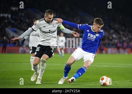 Leicester, Großbritannien. 25th. November 2021. Leicester City Mittelfeldspieler Harvey Barnes (7) verteidigt den Ball vor Legia Warsaw-Verteidiger Artur Jedrzejczyk (55) während des UEFA Europa League-Gruppenbühnekampfes zwischen Leicester City und Legia Warschau am 25. November 2021 im King Power Stadium, Leicester, England. Foto von Jurek Biegus. Nur zur redaktionellen Verwendung, Lizenz für kommerzielle Nutzung erforderlich. Keine Verwendung bei Wetten, Spielen oder Veröffentlichungen einzelner Clubs/Vereine/Spieler. Kredit: UK Sports Pics Ltd/Alamy Live Nachrichten Stockfoto