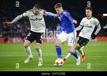 Leicester, Großbritannien. 25th. November 2021. Legia Warsaw-Verteidiger Artur Jedrzejczyk (55) versucht, den Mittelfeldspieler Harvey Barnes (7) von Leicester City während des UEFA Europa League-Gruppenbühnekampfes zwischen Leicester City und Legia Warsaw am 25. November 2021 im King Power Stadium, Leicester, England, zu bekämpfen. Foto von Jurek Biegus. Nur zur redaktionellen Verwendung, Lizenz für kommerzielle Nutzung erforderlich. Keine Verwendung bei Wetten, Spielen oder Veröffentlichungen einzelner Clubs/Vereine/Spieler. Kredit: UK Sports Pics Ltd/Alamy Live Nachrichten Stockfoto