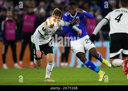 Leicester, Großbritannien. 25th. November 2021. Legia Warsaw-Verteidiger Mateusz Holownia (3) kämpft am 25. November 2021 im King Power Stadium, Leicester, England, mit dem Leicester City-Stürmer Patson Daka (29) um den Ball während des UEFA Europa League-Gruppenbühnekampfes zwischen Leicester City und Legia Warschau. Foto von Jurek Biegus. Nur zur redaktionellen Verwendung, Lizenz für kommerzielle Nutzung erforderlich. Keine Verwendung bei Wetten, Spielen oder Veröffentlichungen einzelner Clubs/Vereine/Spieler. Kredit: UK Sports Pics Ltd/Alamy Live Nachrichten Stockfoto