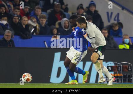 Leicester, Großbritannien. 25th. November 2021. Leicester City-Stürmer Patson Daka (29) kämpft mit Legia Warsaw-Stürmer Tomáš Pekhart (9) während des UEFA Europa League-Gruppenbühnekampfes zwischen Leicester City und Legia Warsaw im King Power Stadium, Leicester, England, am 25. November 2021. Foto von Jurek Biegus. Nur zur redaktionellen Verwendung, Lizenz für kommerzielle Nutzung erforderlich. Keine Verwendung bei Wetten, Spielen oder Veröffentlichungen einzelner Clubs/Vereine/Spieler. Kredit: UK Sports Pics Ltd/Alamy Live Nachrichten Stockfoto