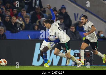 Leicester, Großbritannien. 25th. November 2021. Leicester City-Stürmer Patson Daka (29) kämpft mit Legia Warsaw-Stürmer Tomáš Pekhart (9) während des UEFA Europa League-Gruppenbühnekampfes zwischen Leicester City und Legia Warsaw im King Power Stadium, Leicester, England, am 25. November 2021. Foto von Jurek Biegus. Nur zur redaktionellen Verwendung, Lizenz für kommerzielle Nutzung erforderlich. Keine Verwendung bei Wetten, Spielen oder Veröffentlichungen einzelner Clubs/Vereine/Spieler. Kredit: UK Sports Pics Ltd/Alamy Live Nachrichten Stockfoto