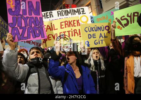 Istanbul, Türkei. 25th. November 2021. Demonstranten halten während der Demonstration Plakate. Tausende von Frauen versammelten sich in der Istiklal Straße in Istanbul zum Internationalen Tag zur Beseitigung der Gewalt gegen Frauen. Die Polizei verwendete Tränengas, um Demonstranten zu zerstreuen. Kredit: SOPA Images Limited/Alamy Live Nachrichten Stockfoto