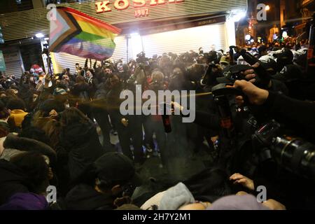 Istanbul, Türkei. 25th. November 2021. Während des Protestes werden Polizeibeamte mit Tränengas auf Demonstranten eingesetzt. Tausende von Frauen versammelten sich in der Istiklal Straße in Istanbul zum Internationalen Tag zur Beseitigung der Gewalt gegen Frauen. Die Polizei verwendete Tränengas, um Demonstranten zu zerstreuen. (Foto von Hakan Akgun/SOPA Images/Sipa USA) Quelle: SIPA USA/Alamy Live News Stockfoto