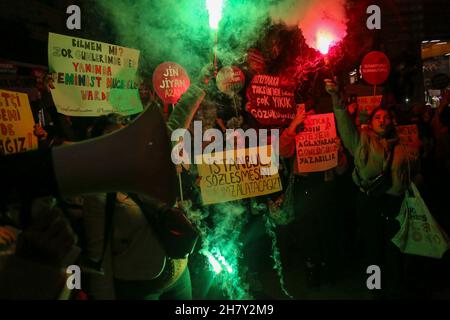 Istanbul, Türkei. 25th. November 2021. Demonstranten halten während der Demonstration Plakate. Tausende von Frauen versammelten sich in der Istiklal Straße in Istanbul zum Internationalen Tag zur Beseitigung der Gewalt gegen Frauen. Die Polizei verwendete Tränengas, um Demonstranten zu zerstreuen. (Foto von Hakan Akgun/SOPA Images/Sipa USA) Quelle: SIPA USA/Alamy Live News Stockfoto