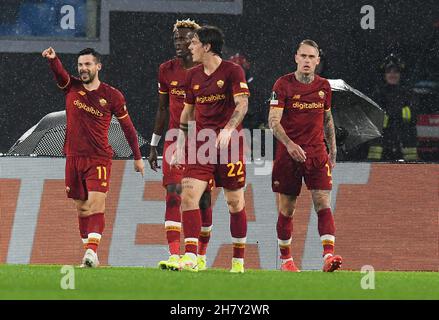 Stadio Olimpico, Rom, Italien. 25th. November 2021. Europa Conference Football Roma gegen Zorya Luhansk; Rui Patricio von AS Roma feiert nach dem Tor für 1-0 in der 15th-minütigen Spielzeit Kredit: Action Plus Sports/Alamy Live News Stockfoto