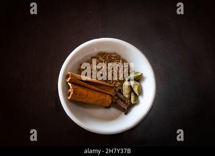 Mischung aus asiatischen Gewürzen verwendet, um zu machen, um das auf einem Holztisch in einem weißen Gericht angezeigt Stockfoto