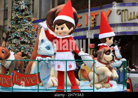 Elf am Regal Scout Elfen mit arktischen Freunden erscheinen während der Macy's Thanksgiving Day Parade 95th auf dem Elf Pets Float. Stockfoto