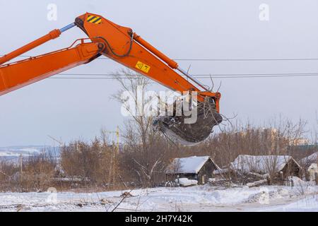 Entfernung von Schnee und Schutt von der Baustelle vor Beginn der Bauarbeiten Stockfoto