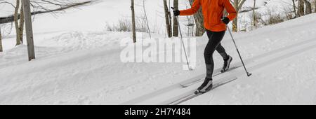 Skilanglauf Klassischer Stil Nordisches Skifahren im Wald. Unkenntliche Frau im Winter macht Wintersport im Schnee auf Langlauf Stockfoto