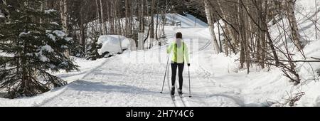Klassische Langlauftechnik. Skifahren Frau im klassischen Stil Nordic Skifahren im Winter tun Wintersport Aktivität im Schnee auf Langlauf Stockfoto