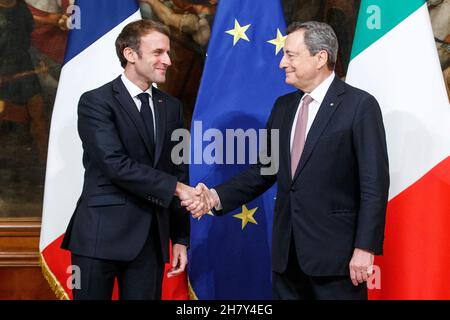 Rom, Italien. 25th. November 2021. Der italienische Premierminister Mario Draghi (R) schüttelt am 25. November 2021 in Rom, Italien, die Hand mit dem französischen Präsidenten Emmanuel Macron. Der französische Präsident Emmanuel Macron und der italienische Premierminister Mario Draghi trafen sich am Donnerstag, um an der Fertigstellung des „Quirinale-Vertrags“ zu arbeiten. Quelle: Str/Xinhua/Alamy Live News Stockfoto