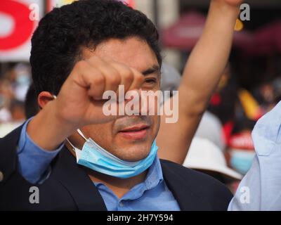 Guillermo Bermejo, der linke Kongressabgeordnete aus Peru, erhob seine Faust bei einem marsch, als Hunderte von Anhängern von Präsident Pedro Castillo und der Partei Peru Libre auf die Straße gingen, um gegen den Antrag auf Amtsenthebung durch den Präsidenten zu protestieren, der nur 100 Tage nach seinem Amtsantritt im Kongress vorgelegt wurde. Castillo wird unter anderem des Einflusses bei Beförderungen der Streitkräfte beschuldigt. Stockfoto