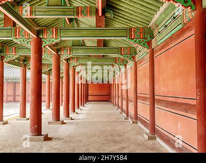 Die traditionelle koreanische Architektur im königlichen Palast Changdeokgung leuchtet in orange und grün. Stockfoto