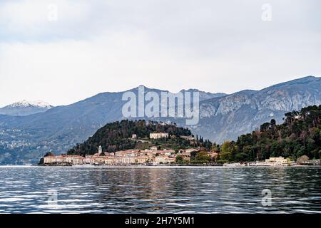 Teure Villen am Ufer des Comer Sees mit Bergen im Hintergrund. Bellagio, Italien Stockfoto